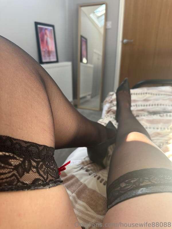 Would you lay with mommy? 😈