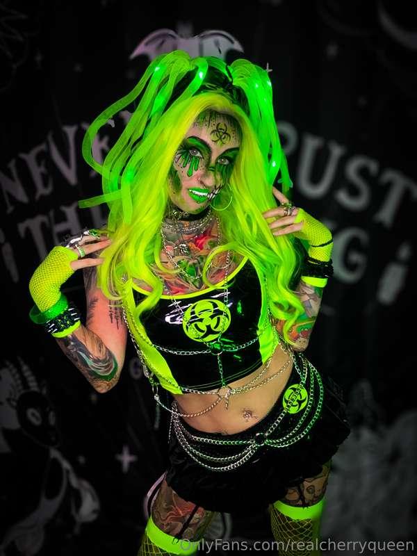Happy Halloweeeeen 💚Let me be your bioharzard Bitch 💦Bite my..