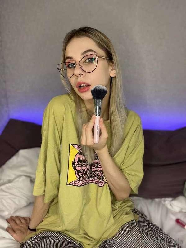 Starting the day with my favorite ritual – morning makeup 💄✨..