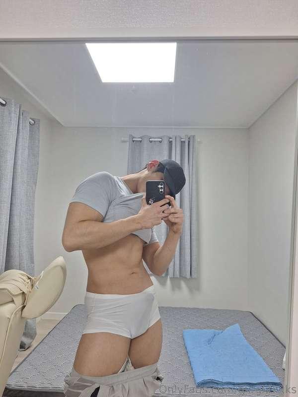 운동 갔다와서 남성호르몬 끓어올라서 뜬금없이 컨텐츠 찍은 썰 푼다😳...박하단이 보내준 선물로 컨텐츠 찍어야..