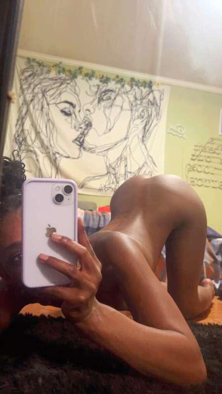 teasing my 🐱 from the back 🥵💋 wanna see it?