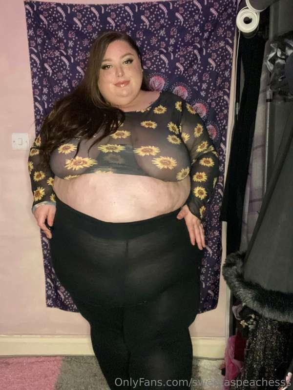 Tight leggings over my big belly is such a turn on 🥵