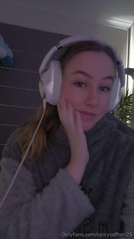 Would you pay for a gaming session with me? 😘