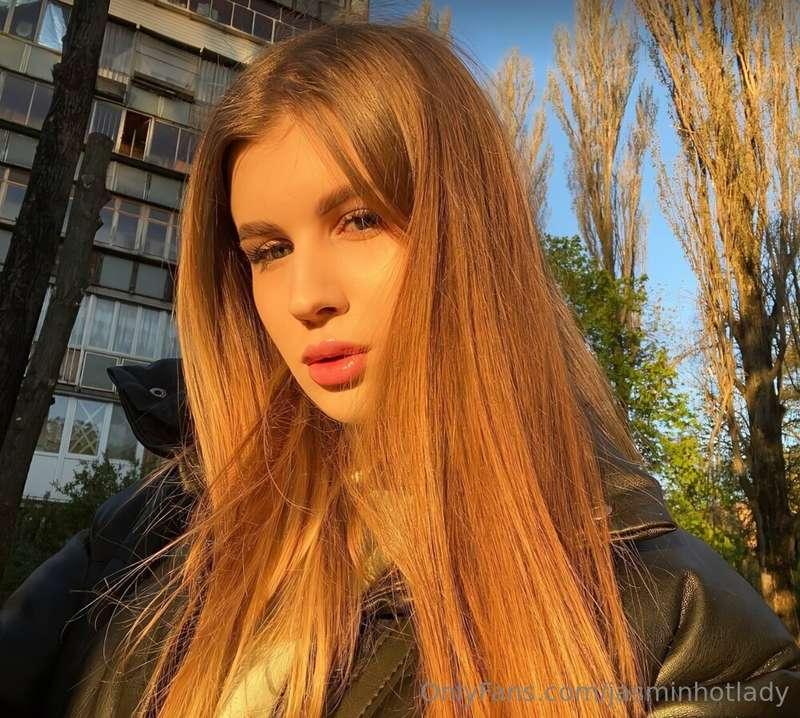 Cute @dariadollface 😍🌺 has a hot surprise for you, @dariadol..