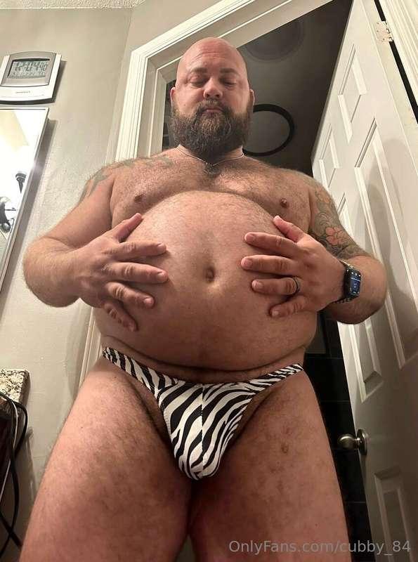 Who wants to worship this belly? 😈 New vid coming tomorrow! ..