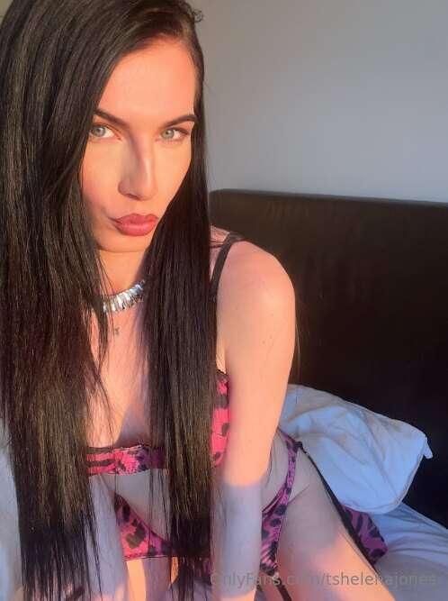 Too sexy to be this bored… someone better come play 😈