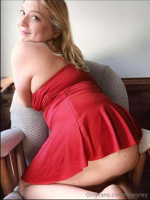 Temptation never looked so good... care to take a bite? 😈🍎