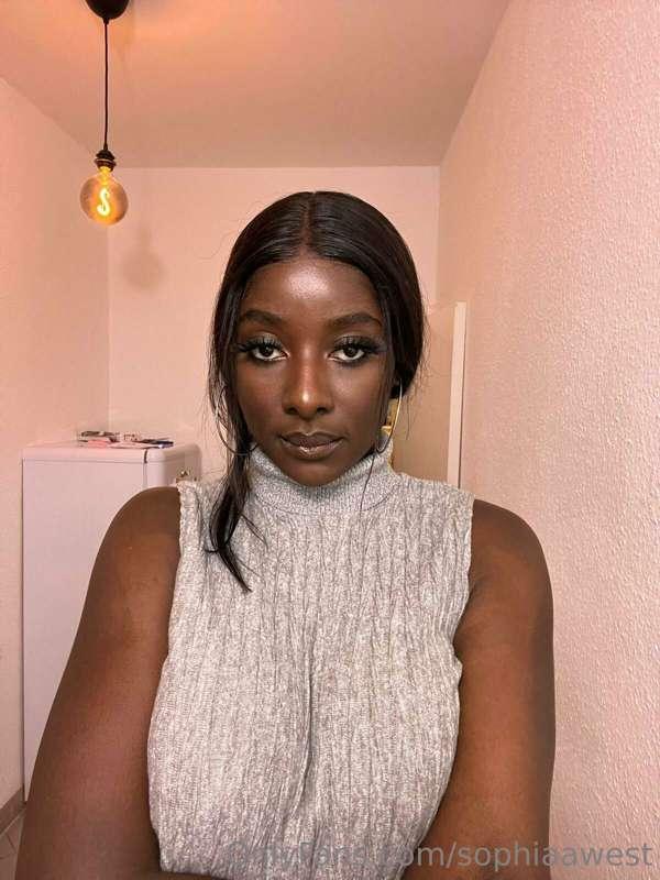 Swipe to see whats underneath 🫢 Black buns for breakfast?😜