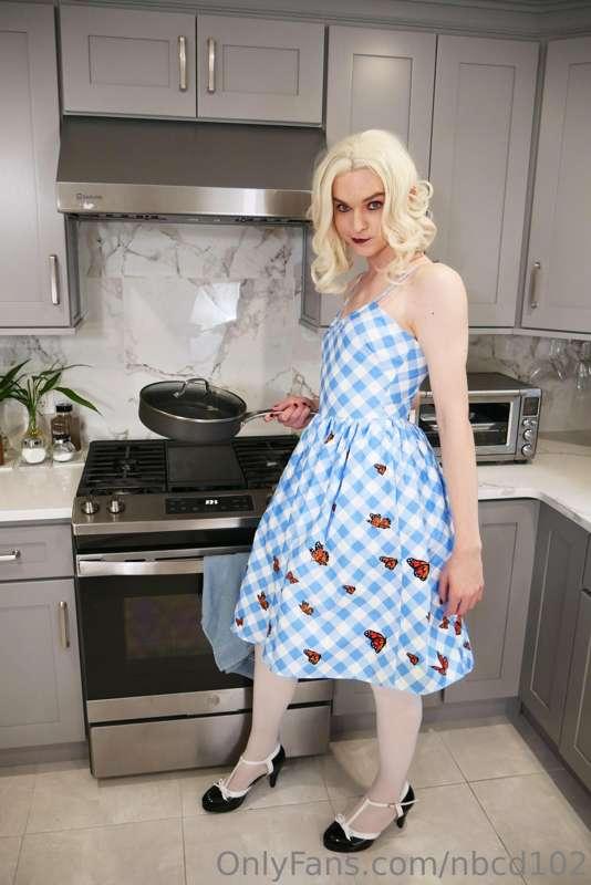 Housewife vibes! Would you let me cook for you? w/ @sammismi..