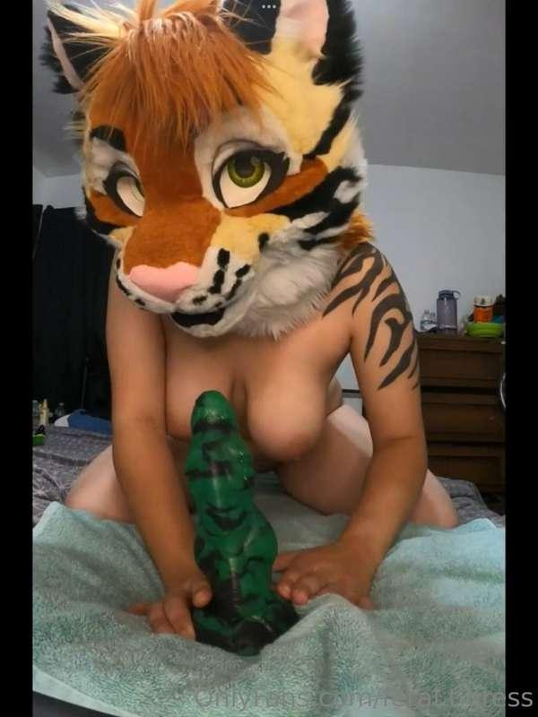 HUGE thank you to @asharkintheskys for buying me this MONSTR..