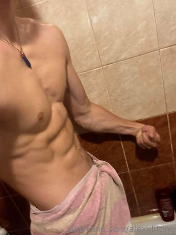 I’m Feeling Horny!! Wanna Watch Me Take A Shower?? DM Me 😈