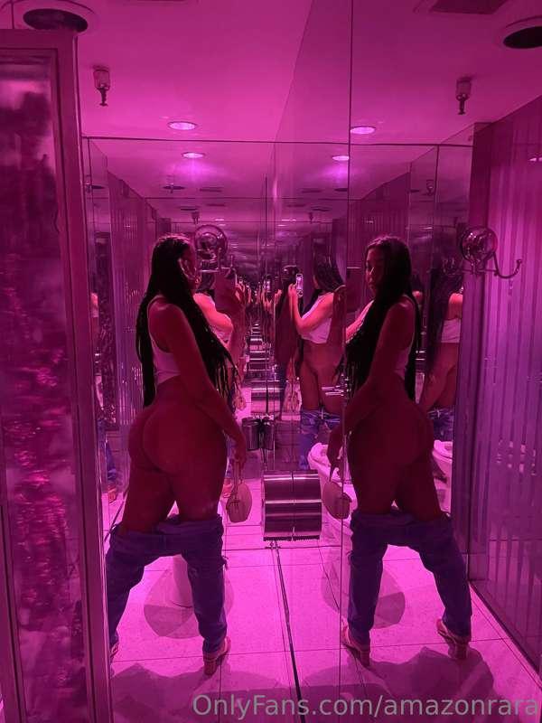 Bathroom selfies what would you do with 2 of me? 💗