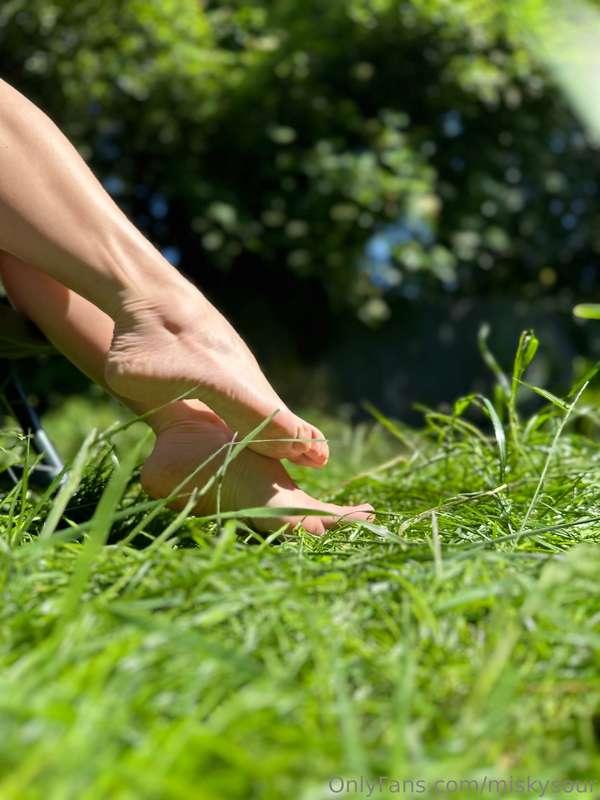 😜bare foot in the grass ❤️