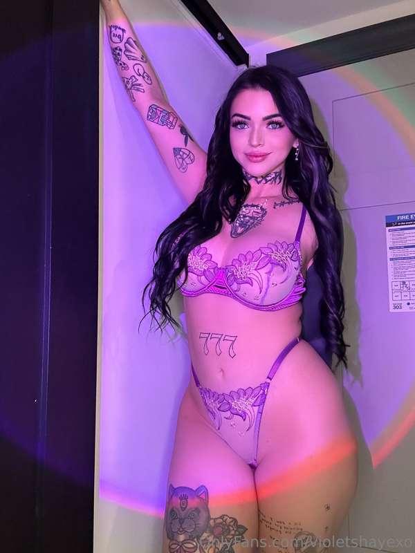 Messsage me on my main? 🖤 ➡️ @violetshaye 