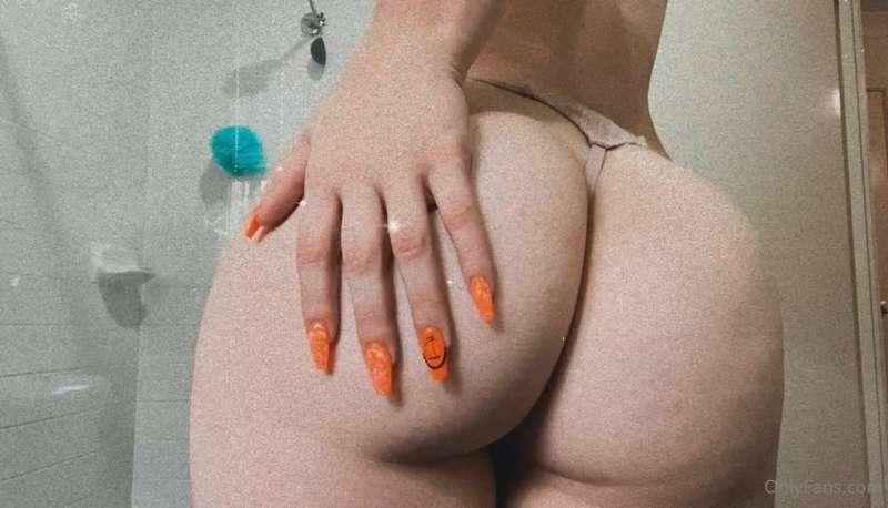 There’s actually two butts in this photo 💅🏻