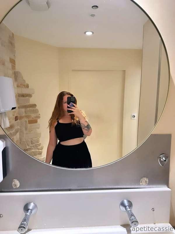 Mon passe temps préféré ? Tester les toilettes de tous les r..