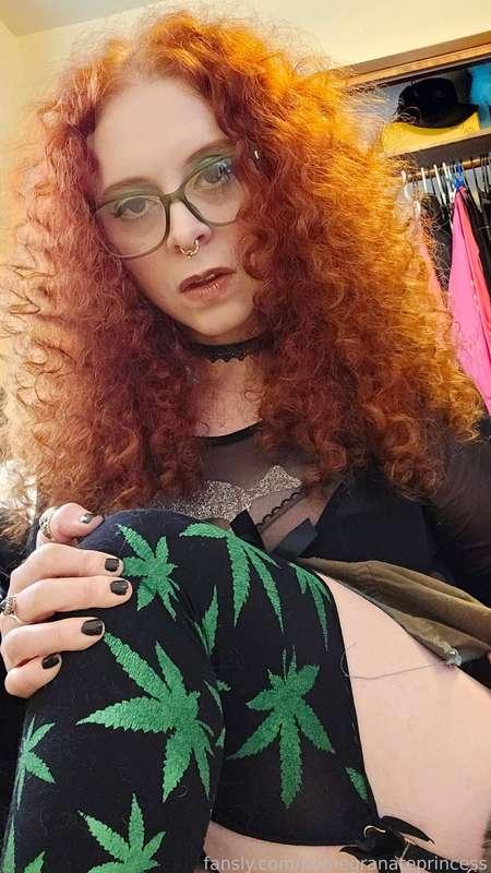 Having a quickie 🍃 before I get baked

#redhead #redhair #sheerpanties #420 #glasses #curvy #orgasm #bigclit #quickie 