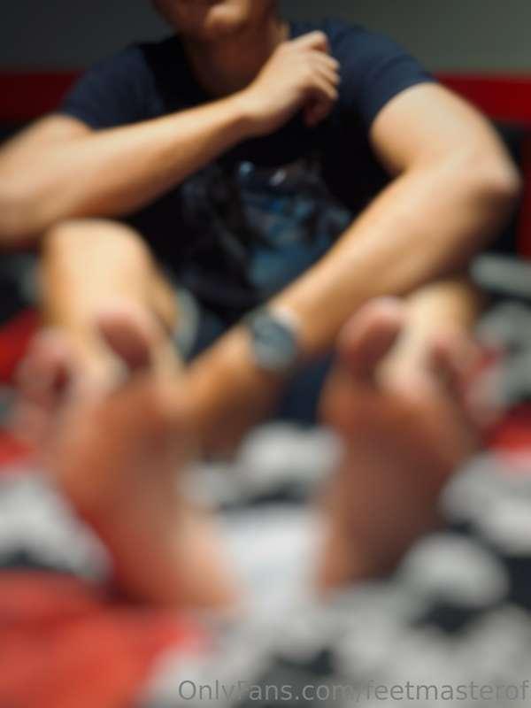 Took some feet pics in the bedroom of my friend without her ..