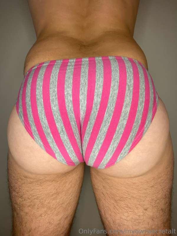 Fat bubble butt always swallows up briefs. Are vertical line..