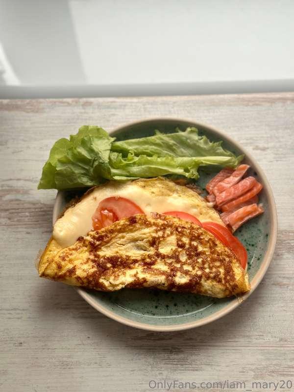 My perfect breakfast: scrambled eggs, salmon and greens. Sim..