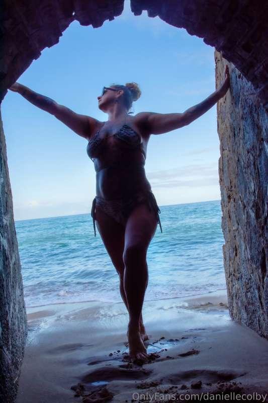 I found this little alcove on the beach. 🌊 🩵 Gotta peek and ..
