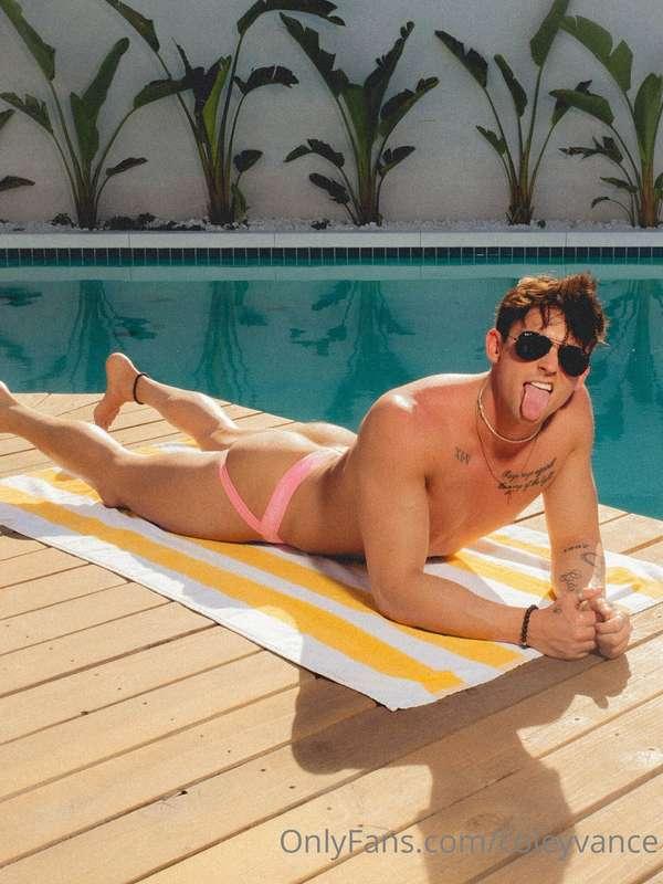 Catch me by the pool💦☀️❤️