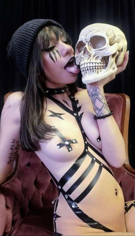 Mmmm she a devil 😈 she a bad lil bitch, she a rebel !!