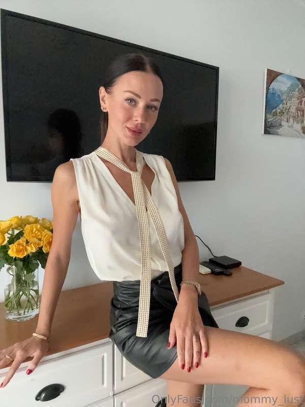 Leather, style, and a little confidence… 😉 I love outfits th..