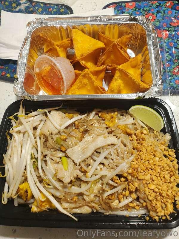 Pad Thai and Crab Rangoon 🤤