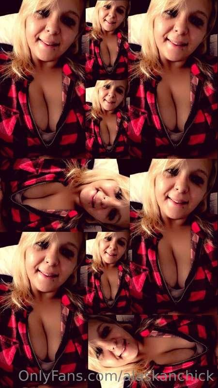 Cleavage for days! 😍😘😝😖
