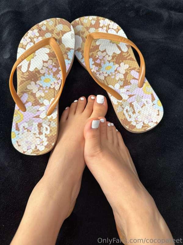 Les tengo un nuevo set en chancletas y barniz blanco