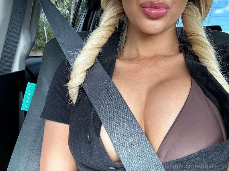 🍒Titty flash Bundle 🍒 Get a few nudes where I show you my bo..