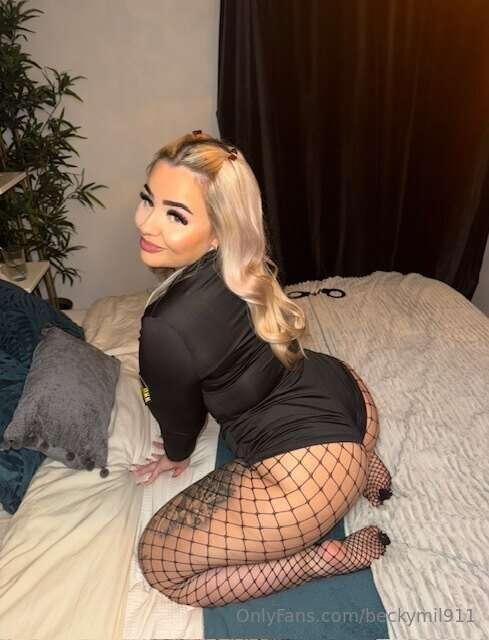 A 4ft10 fat ass tattooed blondie is waiting for you to come ..