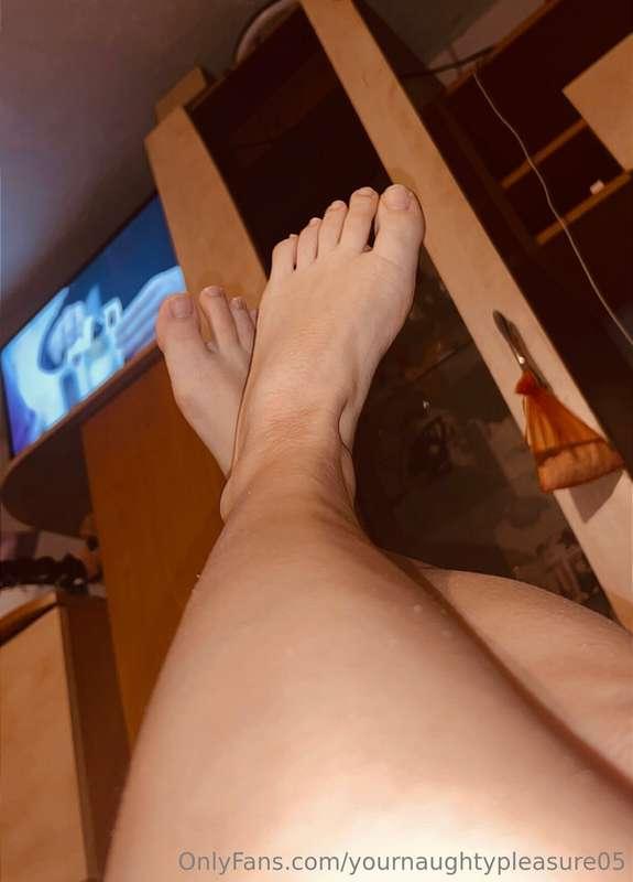 Some feet pictures for you babe 😏🦶