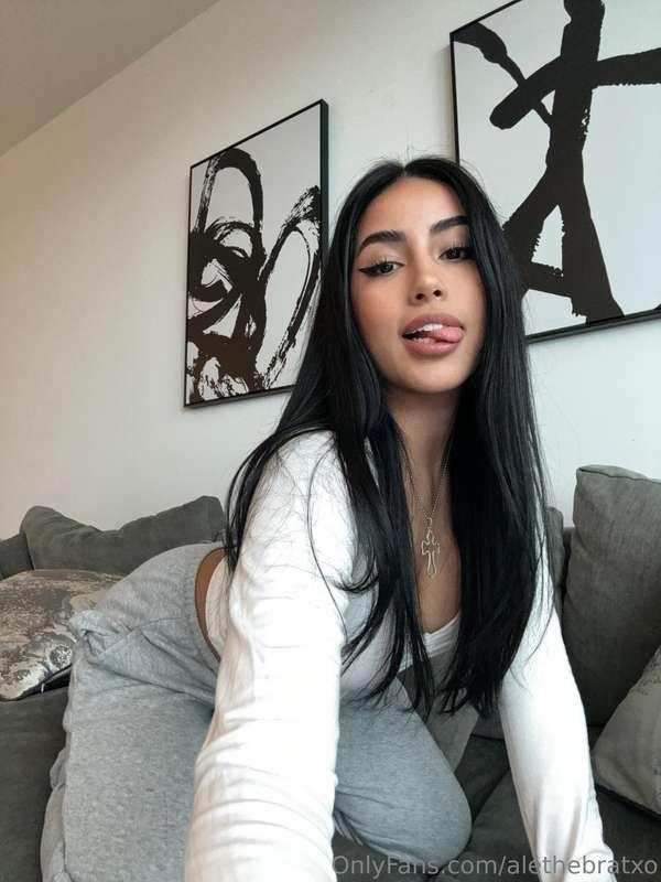 New year new me 🥰😘 do u like my new hair?? I dyed it black 🖤