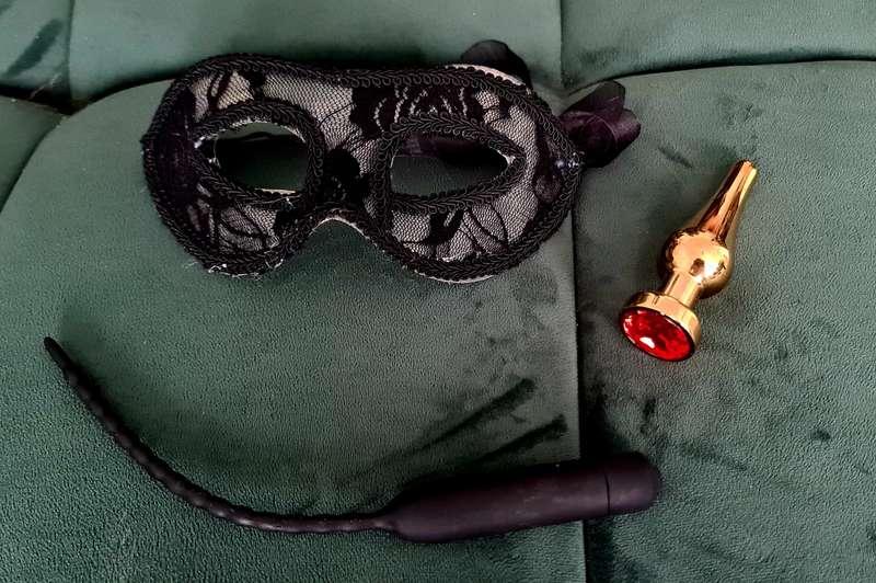 We brought some souveniers from our holidays 🤭
A cute new plug, finally a good vibrating sound and a pretty mask 🥰
Obviously tested them out directly as we got home, new video coming very soon 😘

#toys #toy #teaser #analplug #dilator #mask #vibrator