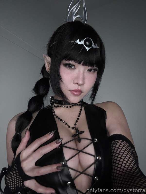 do not fear goth shadowheart is here 🖤 this cosplay has been..