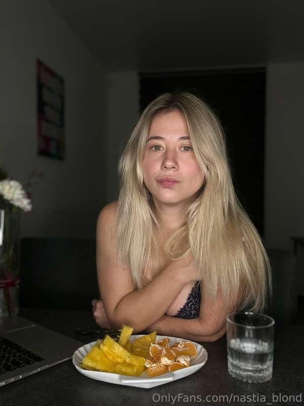 🌙 The best evenings are the simplest: fruits🍍. It is at such..