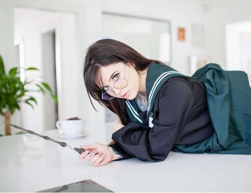 The beautiful @marinamui definitely has us under her spell 😍..