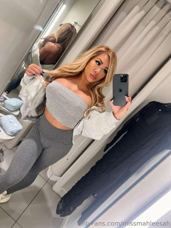 Happy Friday 😘 like if you’d fuck me in this dressing room🫢