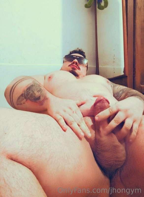 A very erect, exciting and juicy penis 🍼💦🔥.