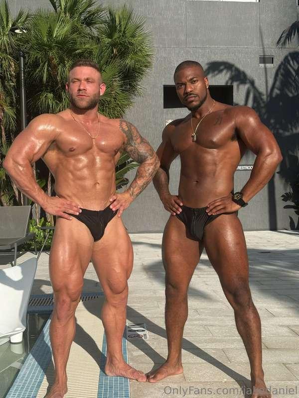 Swipe to see our backshots 💪🏼🍑 @roccomuscle 