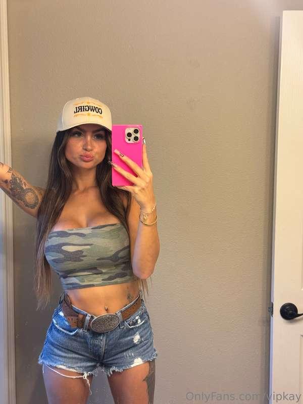 I LOVE dick pics 🤤 will you send me one? 