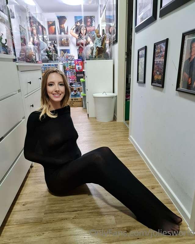 Who wants to cuddle with me in Full body tights?🖤👉👌🤤 Happy F..