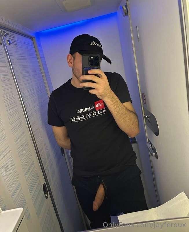 Biggest air plane bathroom I’ve ever been in… pent up on the..