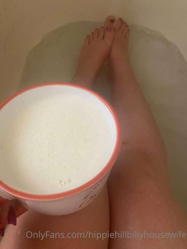 Early morning bath and coffee. Btw peep the new pedi. 👀 do w..