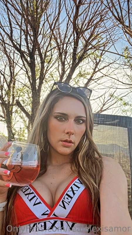 it's wine o'clock 🍷