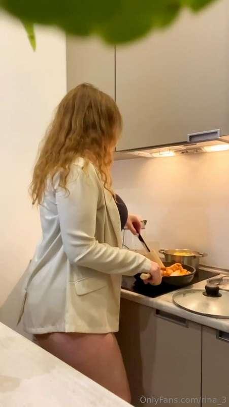 Cooking dinner with no panties 🥰