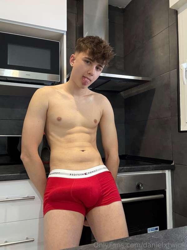 Like this pic if you wanna cook with me in boxers😏🫢 Maybe th..