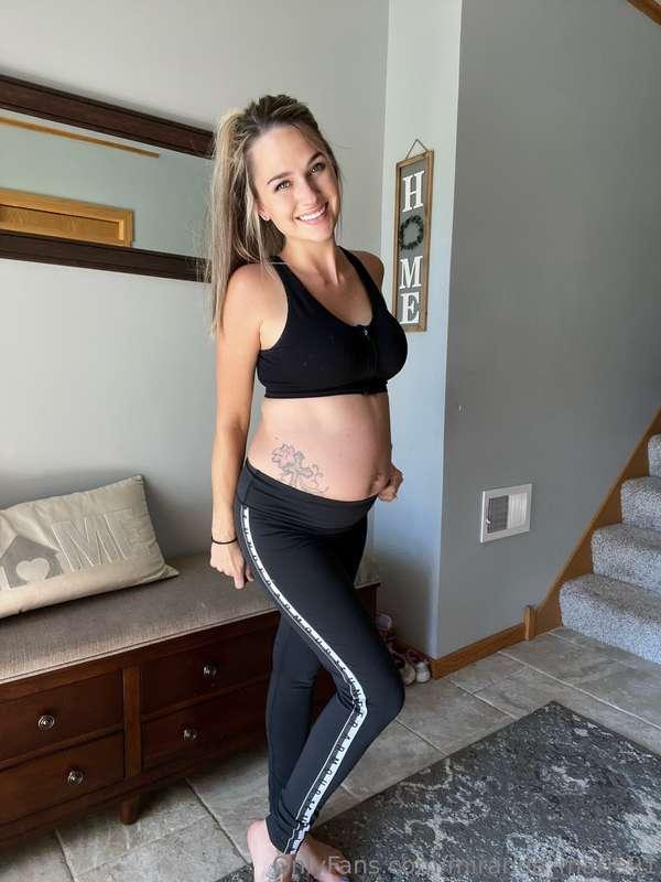 Work your way down my pregnant body 🤰🏼